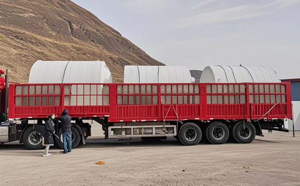 平凉塑料桶装车完毕准备运输中